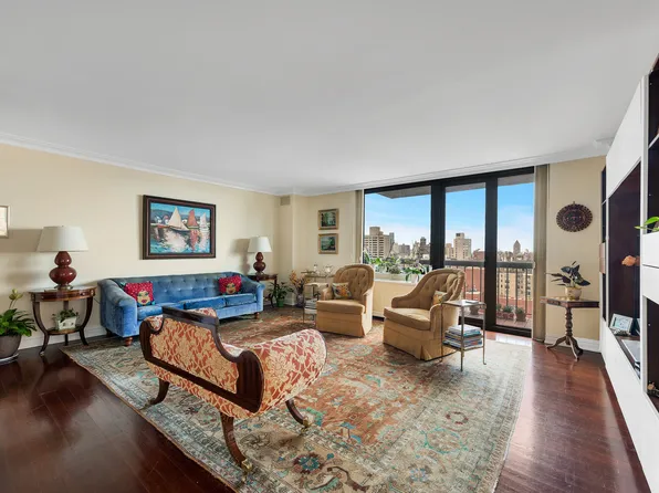 1438 Third Avenue image 1 of 20