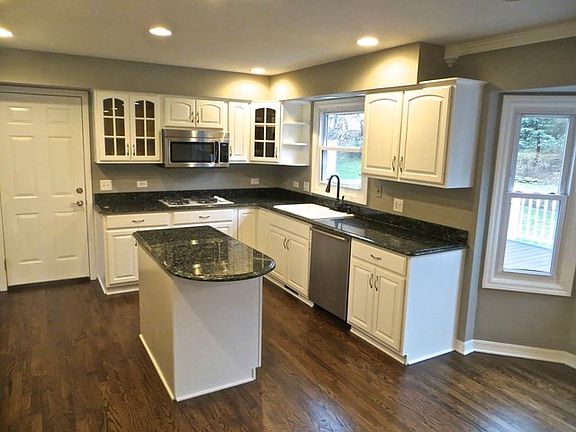4th image of 1105 Furlong Dr
