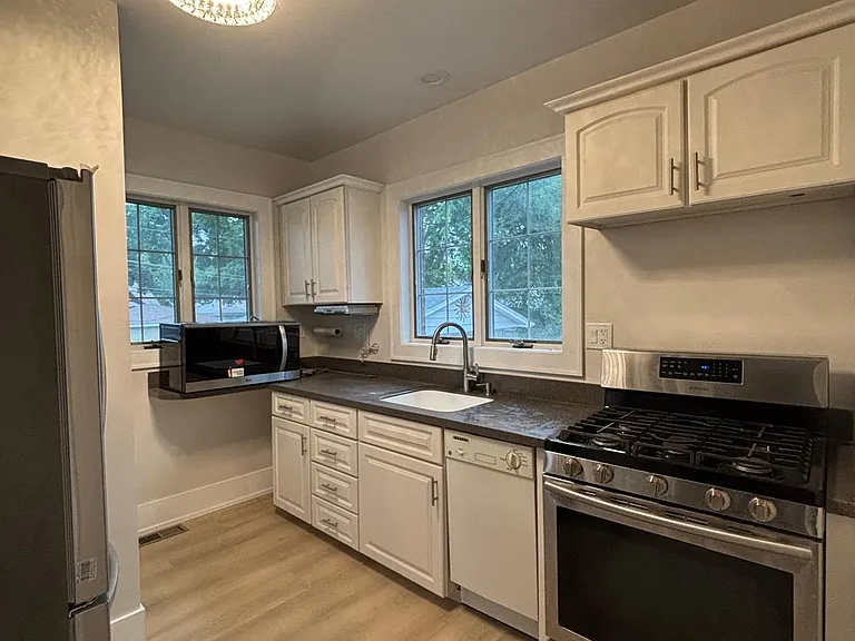 247 S Oakland Grv — Photo 14