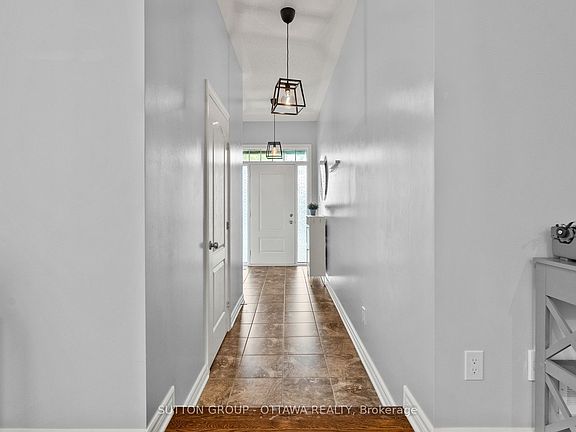 5th image of 708 Hazelnut Cres