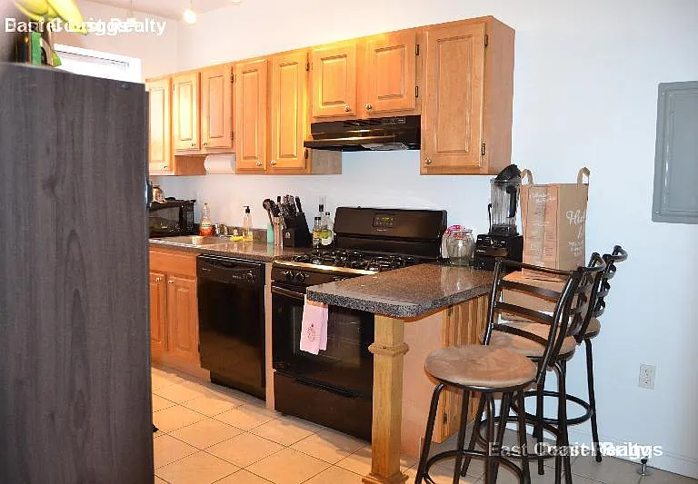 1942 Beacon St #3 — Photo 5