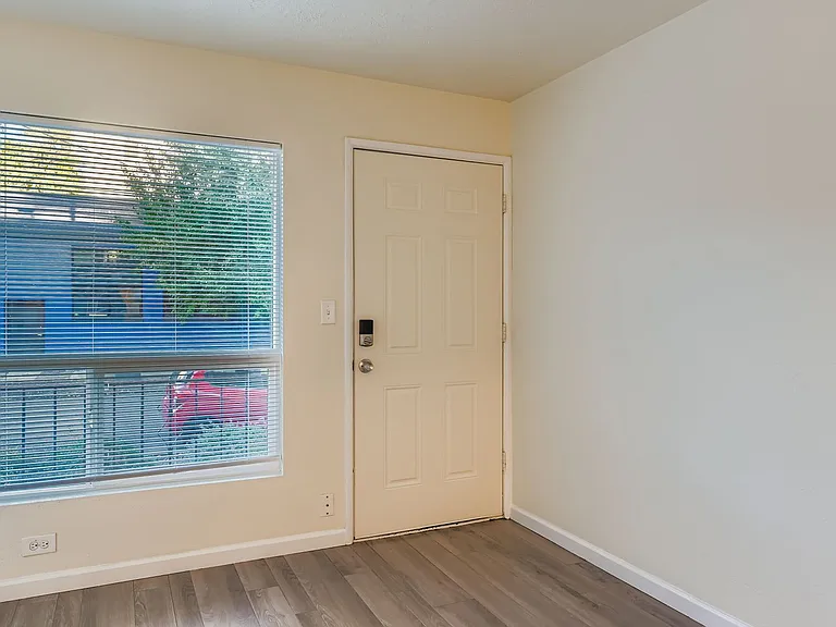 130 NE 17th Ave #16 — Photo 3