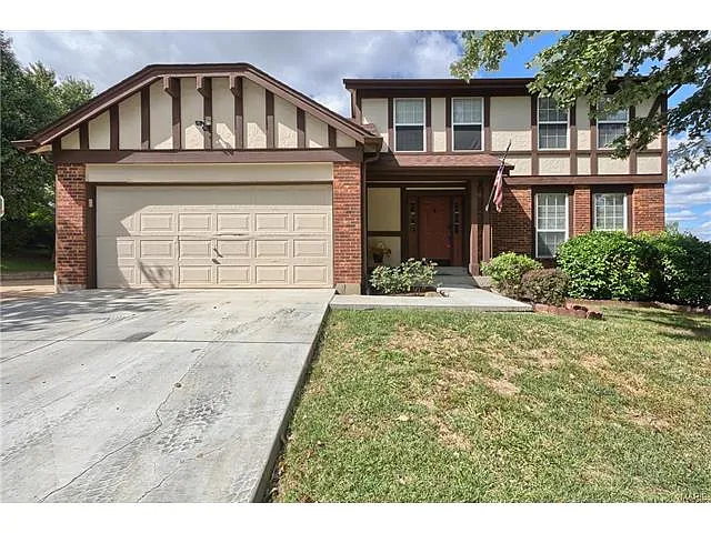 573 Enchanted Pkwy photo 1