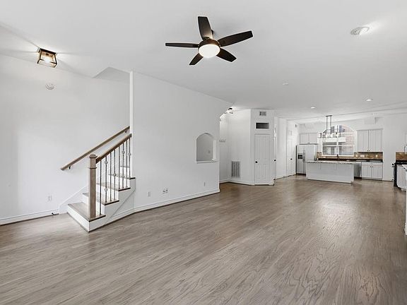5th image of 110 E Detering St