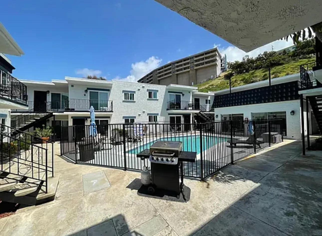 Monterey Villa Apartments — Photo 2