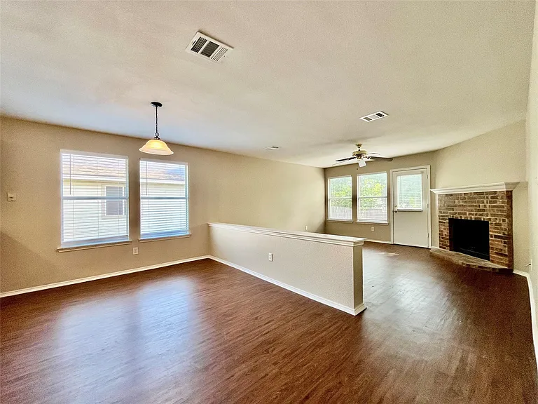 2200 Lookout Ln — Photo 3