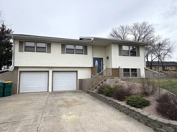 706 Sunset Hills Dr, Macon, MO 63552