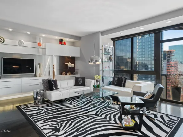 100 United Nations Plaza image 1 of 17