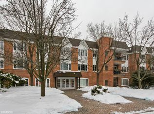 207 Rivershire Ln APT 302, Lincolnshire, IL 60069