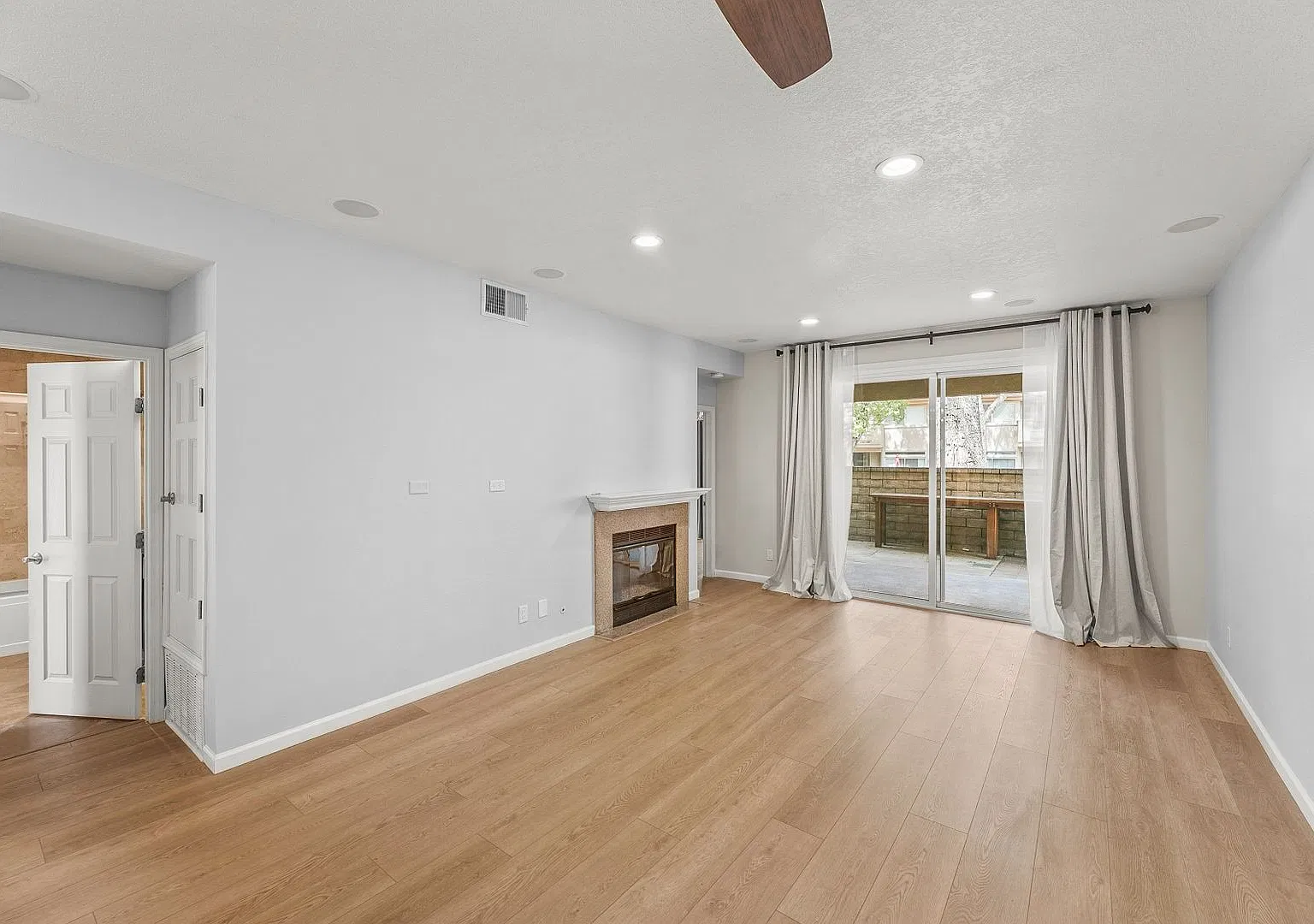 Gorgeous 2 Bedroom Home in the Gated Las Ventanas Community of Valencia! — Photo 1