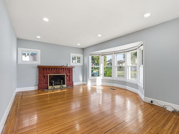 4th image of 2801 Bartlett St
