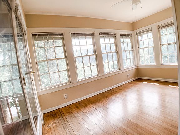 4th image of 1124 Ward Pkwy #2