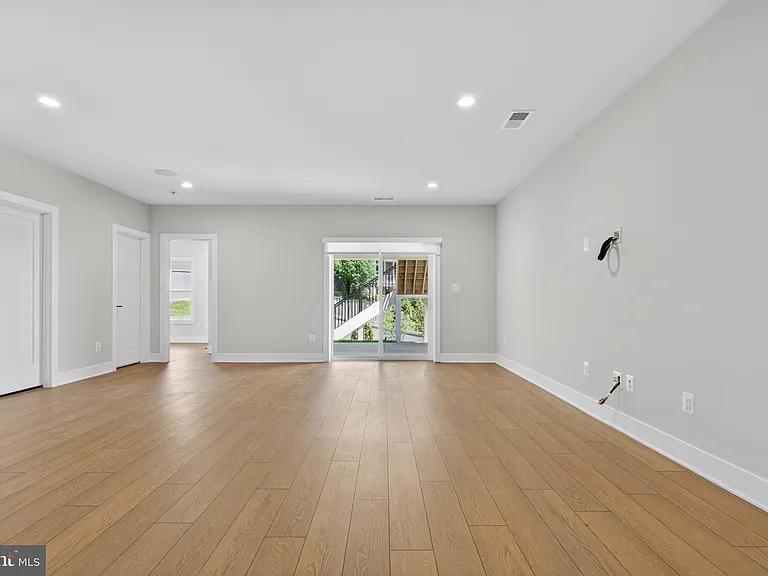881 N Manchester St — Photo 58