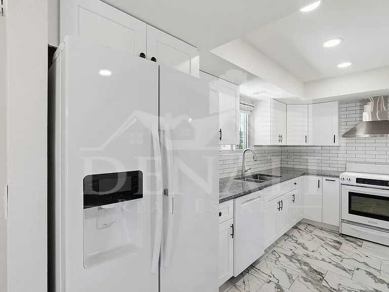 10602 E Elmhurst Dr — Photo 9