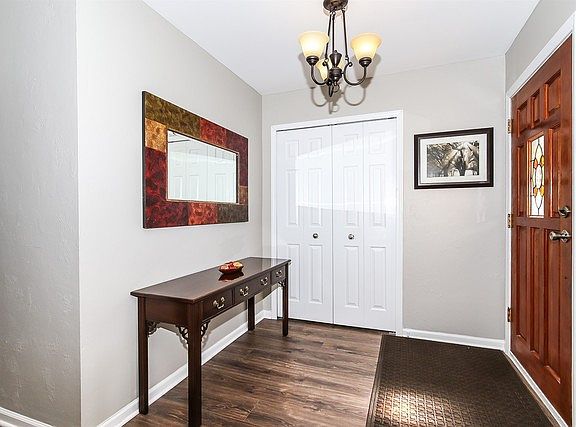 3rd image of 500 Castlewood Ln
