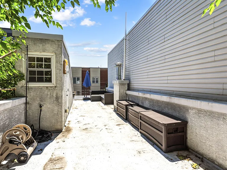 2318 E Thompson St — Photo 21