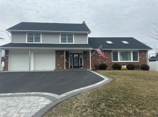 60 Cedar St, Lindenhurst, NY 11757