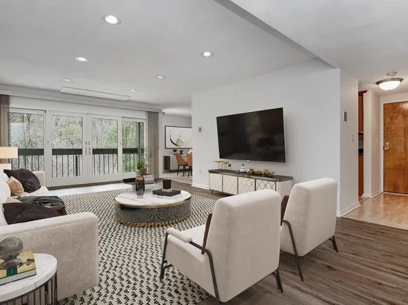 1100 Salem St APT 42, Lynnfield, MA 01940