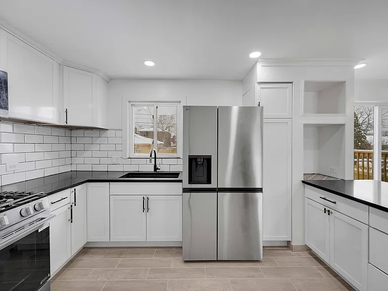 10606 S Vernon Ave — Photo 2