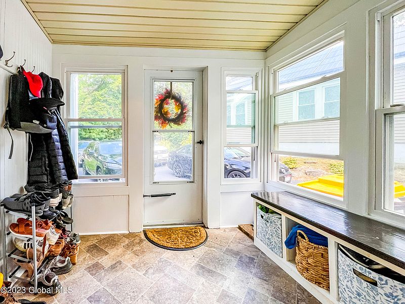 4th image of 248 Hampton Avenue