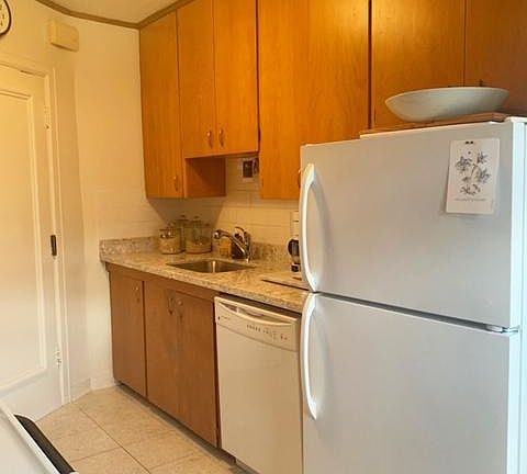 3rd image of 612 Belmont Ave E #201