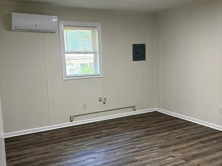 Bedroom w/ closet