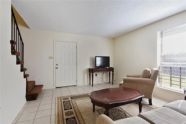 1208 Cambridge Dr — Photo 4