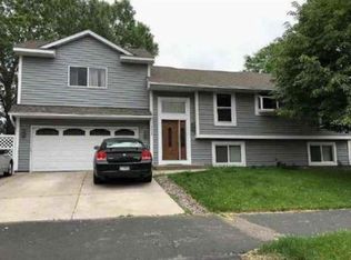 8600 Pineview Ln N, Maple Grove, MN 55369