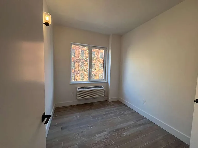 1801 Weeks Ave #4J — Photo 2