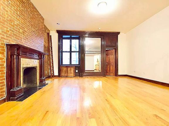 3rd image of 40 W 73rd St