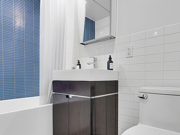 5th image of 210 E 39th St #701