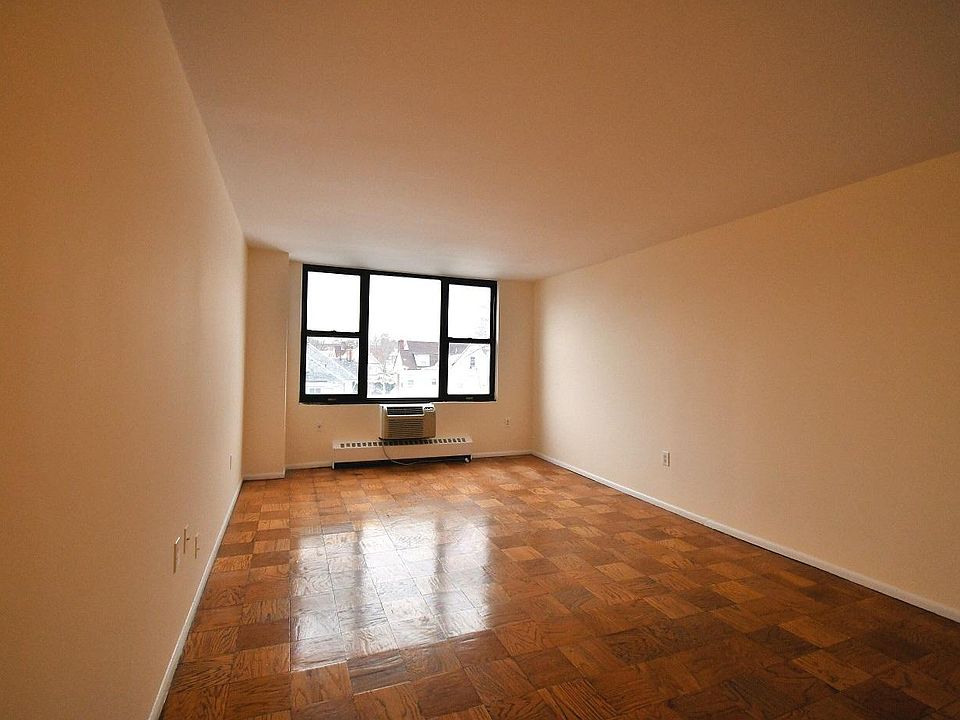 1st image of 240 S Lexington Ave