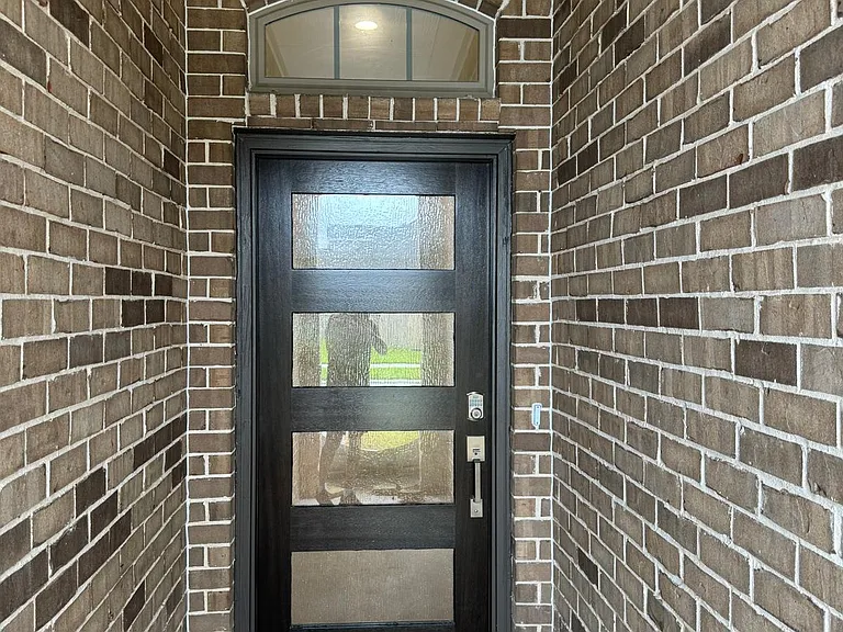 911 Wormwood Dr — Photo 2