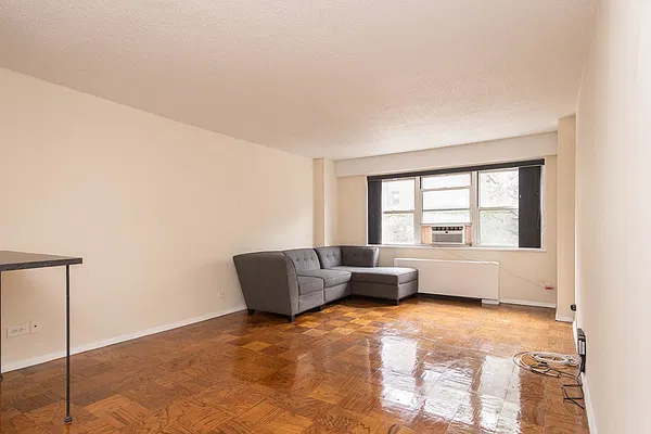 Rented by Rhona Realty | media 2