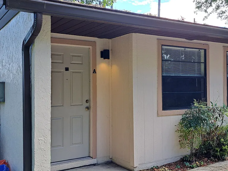 1715 SW 69th Way — Photo 2
