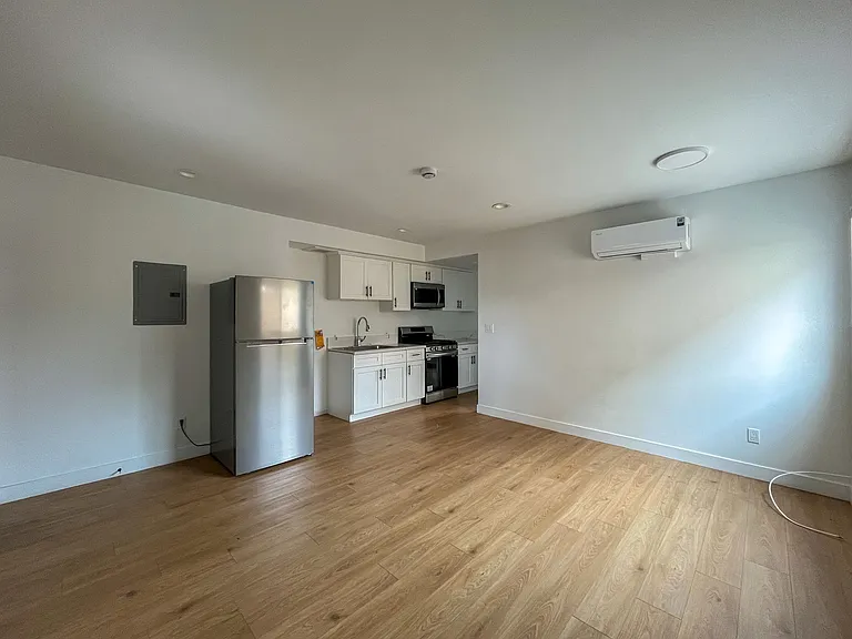 1034 Magnolia Ave — Photo 3