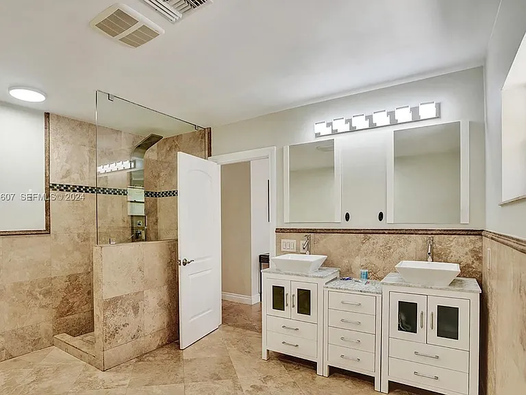 1049 N Southlake Dr — Photo 23