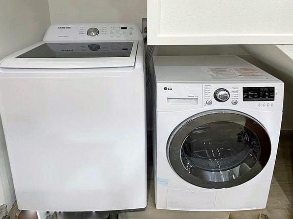 5th image of 7327 Willoughby Ave #6