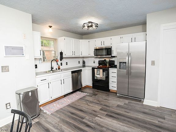 5th image of 275 Hohman Ave