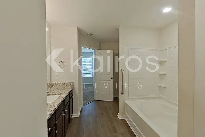 102 Lord Effingham Way — Photo 20
