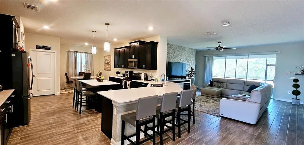 4 bed, 3.0 bath, 2267 sqft, $2,800 — Photo 2