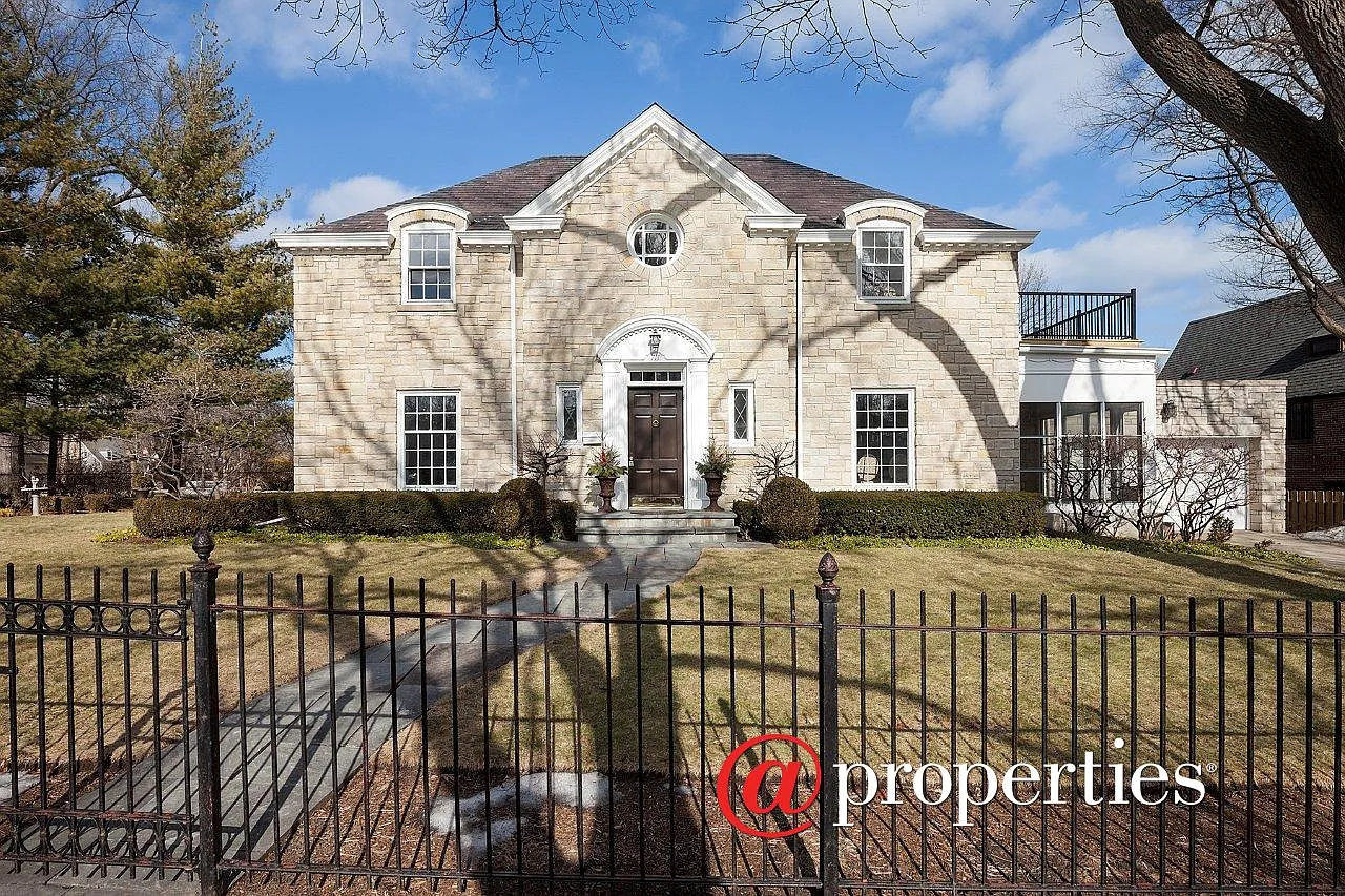 711 Park Dr photo 1