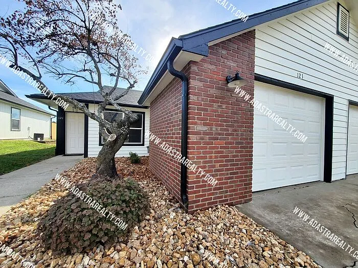 121 Ames St — Photo 1