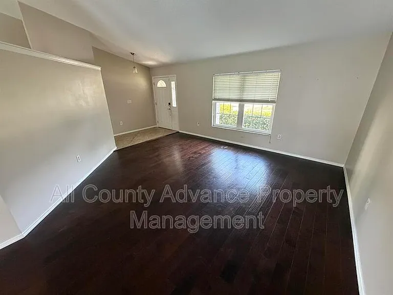 3232 Oakwood Pl — Photo 2