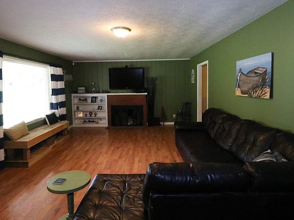 2nd image of 1001 Parkwood Dr