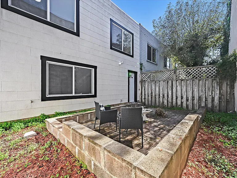318 1st Ave — Photo 31