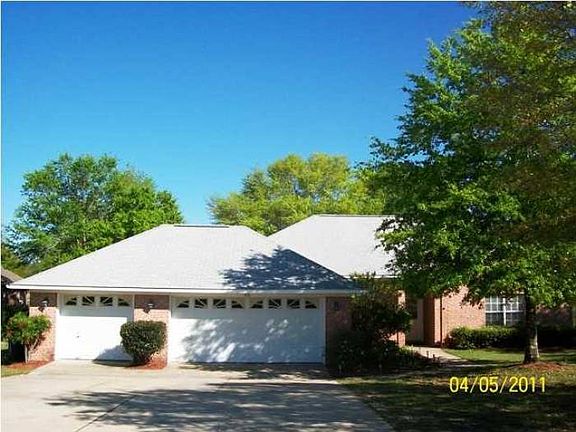 front of home with garage