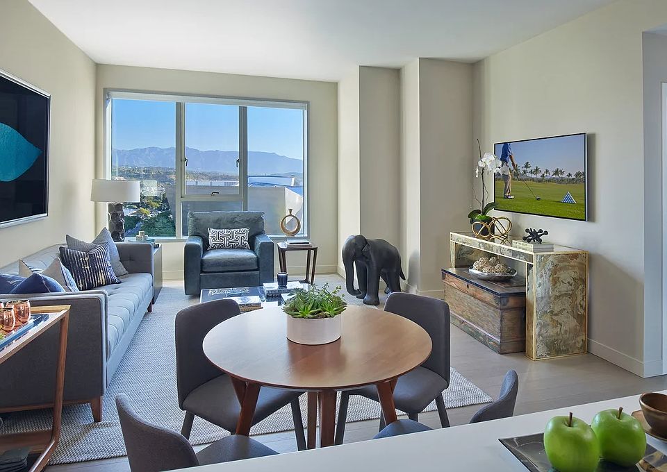 2nd image of 2735 S Figueroa St #400