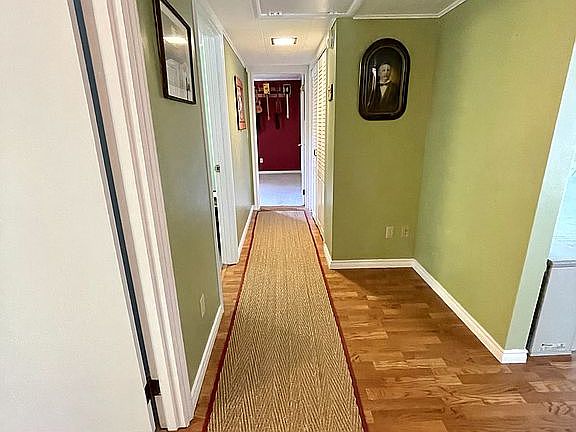 5th image of 912 E Park Ave