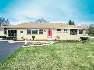 101 N Wolf Rd, Prospect Heights, IL 60070